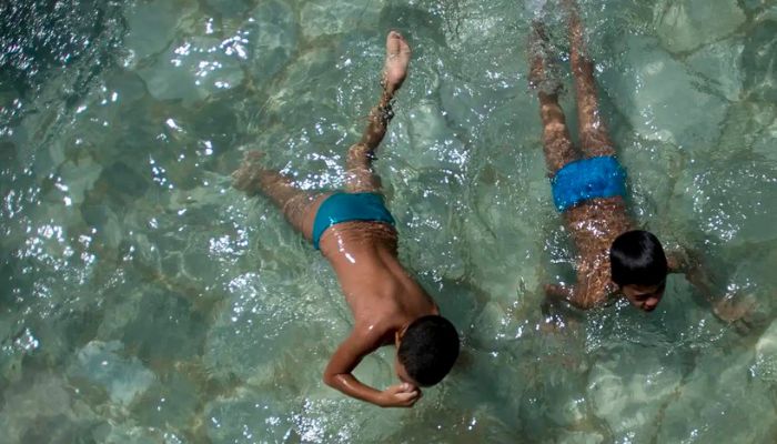 Brasil registra três mortes ao dia de crianças e jovens por afogamento